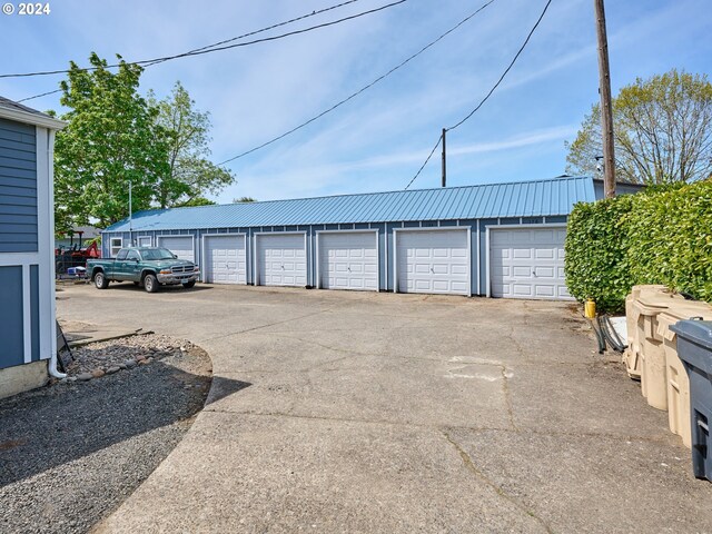 178 S Main St, Lebanon, OR 97355 - view of garage