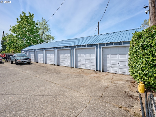 178 S Main St, Lebanon, OR 97355 - view of garage