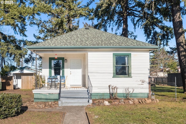 bungalow featuring a front yard