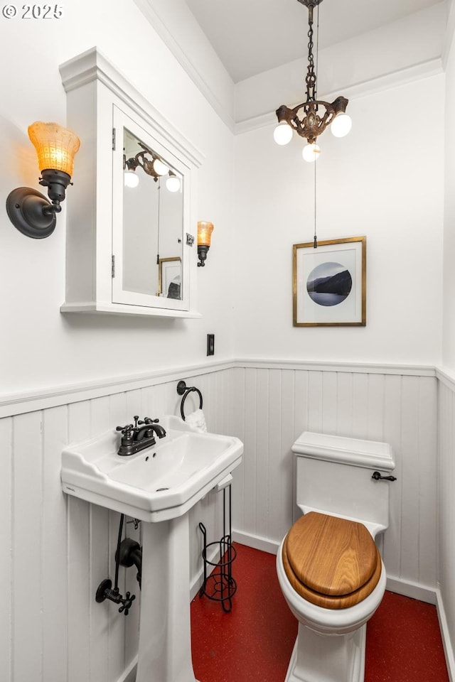 2517 NE 21st Ave, Portland, OR 97212 - bathroom with wainscoting