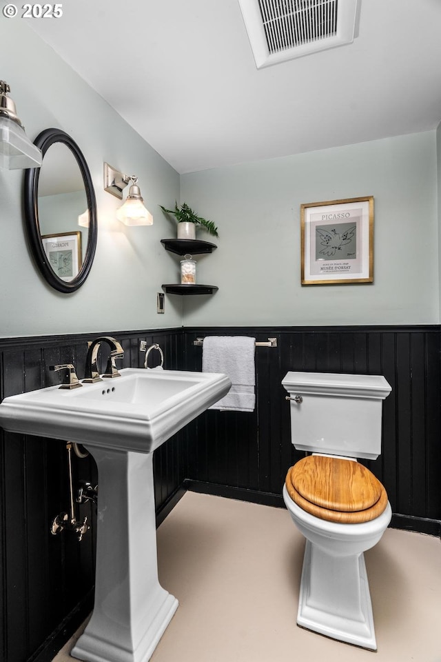 2517 NE 21st Ave, Portland, OR 97212 - half bath with a wainscoted wall