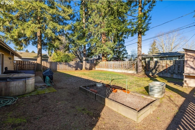 view of yard with a hot tub