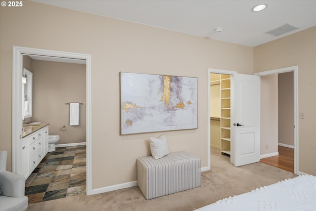 2053 Lakeview Dr, Eugene, OR 97408 - bedroom featuring a walk in closet, ensuite bathroom, light colored carpet, a closet, and recessed lighting