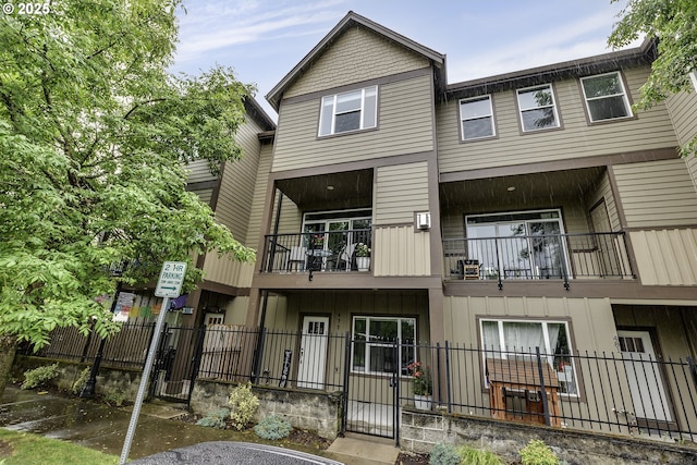 475 NE Liberty Ave, Gresham, OR 97030 - view of front of home featuring a fenced front yard, board and batten siding, a gate, and a balcony