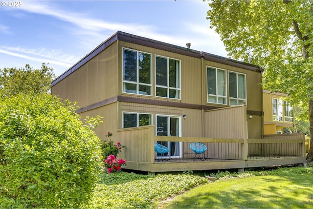1745 NW Lakeway Ln, Beaverton, OR 97006 - back of property with a yard