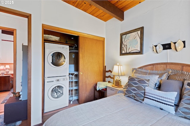320 El Rotundo Ave, Lincoln City, OR 97367 - bedroom featuring stacked washer / drying machine, wooden ceiling, and a closet