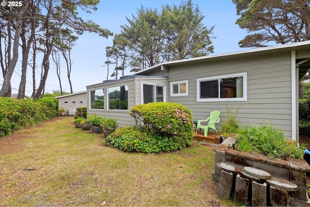 320 El Rotundo Ave, Lincoln City, OR 97367 - rear view of property featuring a yard