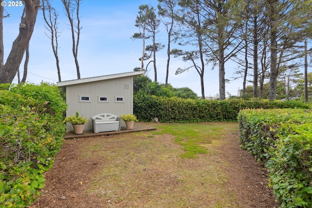 320 El Rotundo Ave, Lincoln City, OR 97367 - view of yard featuring an outdoor structure