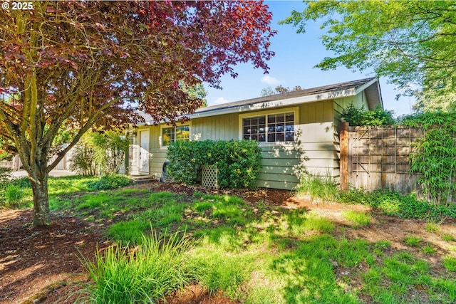 3131 Alyndale Dr, Eugene, OR 97404 - view of front facade with fence