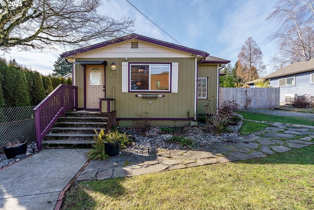 view of front of property featuring a front lawn