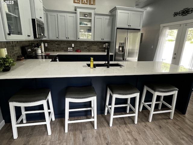 78115 Giger Ln, Weston, OR 97886 - kitchen with stainless steel appliances, a sink, tasteful backsplash, and a peninsula