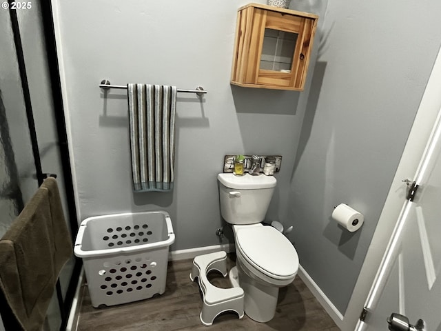 78115 Giger Ln, Weston, OR 97886 - bathroom with toilet, wood finished floors, and baseboards