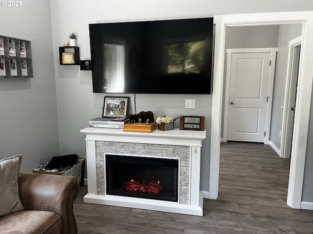 78115 Giger Ln, Weston, OR 97886 - living room with dark wood-style flooring, baseboards, and a fireplace
