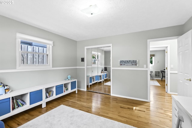 819 SE 98th Ave, Vancouver, WA 98664 - living area featuring wood finished floors and a textured ceiling