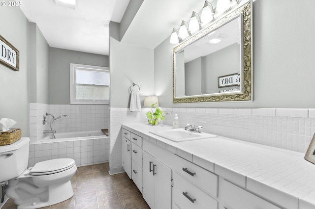 819 SE 98th Ave, Vancouver, WA 98664 - full bath featuring a garden tub, vanity, and tile patterned floors