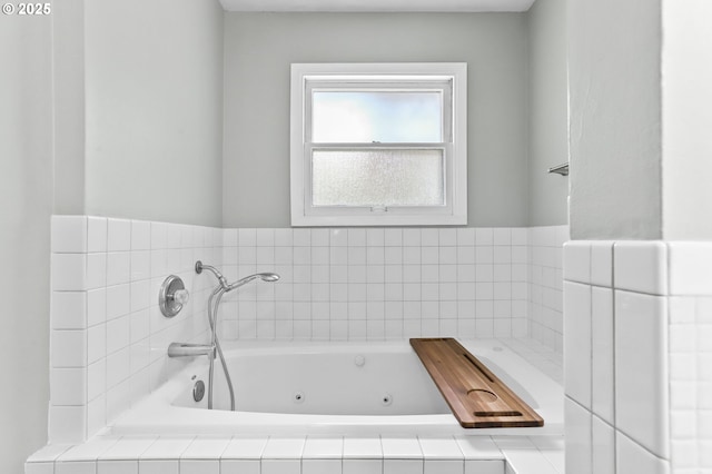 819 SE 98th Ave, Vancouver, WA 98664 - bathroom featuring a whirlpool tub