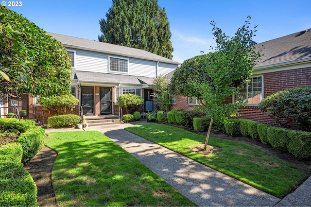 view of front of property featuring a front lawn