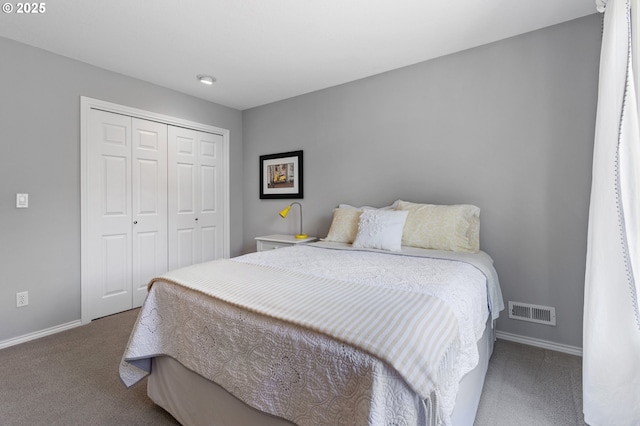 bedroom featuring carpet flooring, baseboards, and a closet