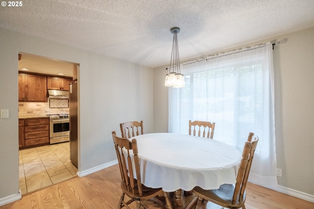 4635 18th Pl S, Salem, OR 97302 - dining room with light wood finished floors, a textured ceiling, and baseboards
