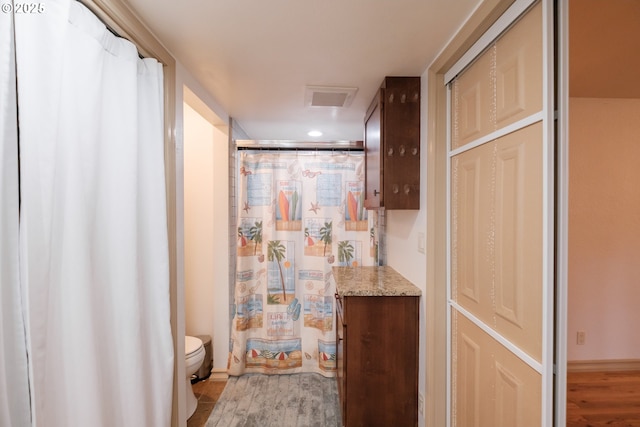4635 18th Pl S, Salem, OR 97302 - bathroom with wood finished floors, toilet, a shower with shower curtain, and vanity