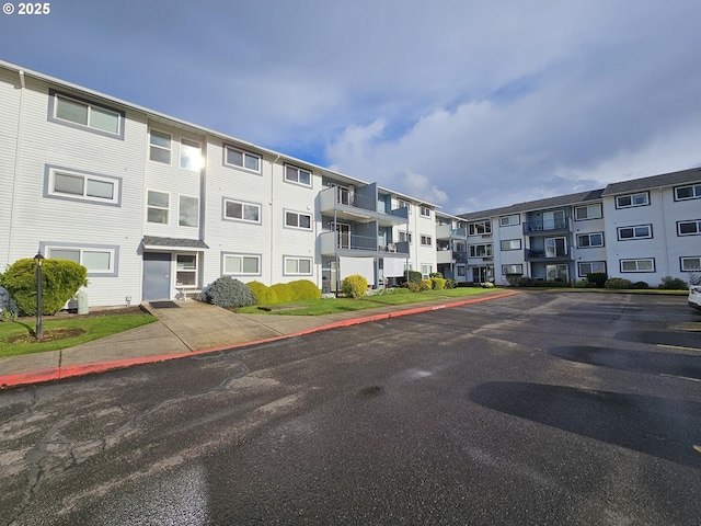 950 Evergreen Rd Unit 207, Woodburn, OR 97071 - view of apartment building / complex with uncovered parking
