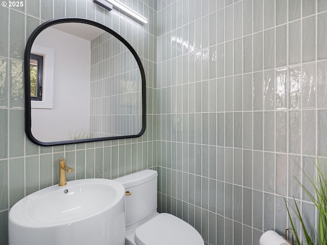 3440 SW 100th Ave, Portland, OR 97225 - bathroom with tile walls and toilet