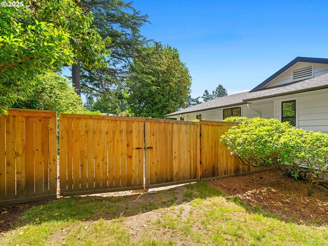 3440 SW 100th Ave, Portland, OR 97225 - view of yard
