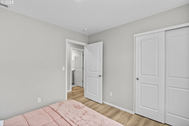 5820 El Mar Ave, Lincoln City, OR 97367 - bedroom featuring light wood-type flooring, baseboards, and a closet