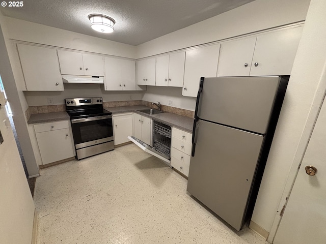 940 SW Caldew Dr, Portland, OR 97219 - kitchen with stainless steel appliances, under cabinet range hood, a sink, white cabinets, and a textured ceiling