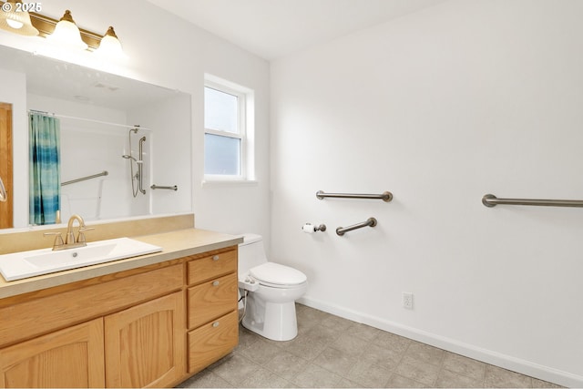 full bathroom featuring a shower with curtain, baseboards, toilet, and vanity