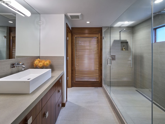 71183 Bracken Ln Unit Gh76, Black Butte Ranch, OR 97759 - bathroom with vanity, a shower with door, recessed lighting, and tasteful backsplash