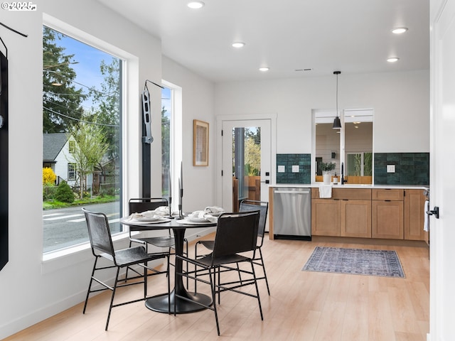dining area featuring recessed lighting, light wood-style floors, baseboards, and visible vents