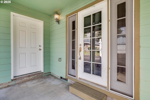 property entrance with covered porch