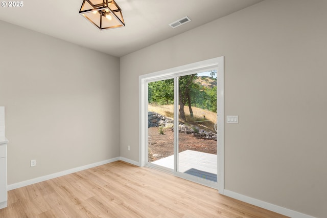 1405 Gordon Ct, The Dalles, OR 97058 - spare room with light wood finished floors and a chandelier