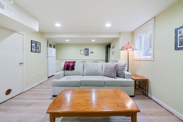 living room featuring recessed lighting, visible vents, light wood finished floors, and baseboards