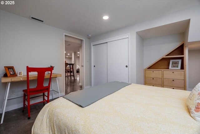 bedroom featuring recessed lighting, baseboards, visible vents, and a closet
