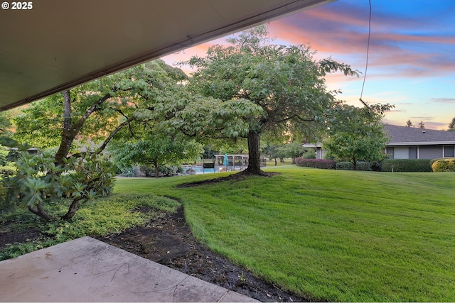 7785 SW Fairway Dr, Wilsonville, OR 97070 - yard at dusk with a lawn