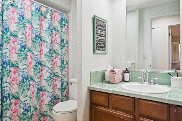 11820 SW Reid Ct, Beaverton, OR 97008 - full bath with vanity, toilet, wallpapered walls, and a shower with shower curtain