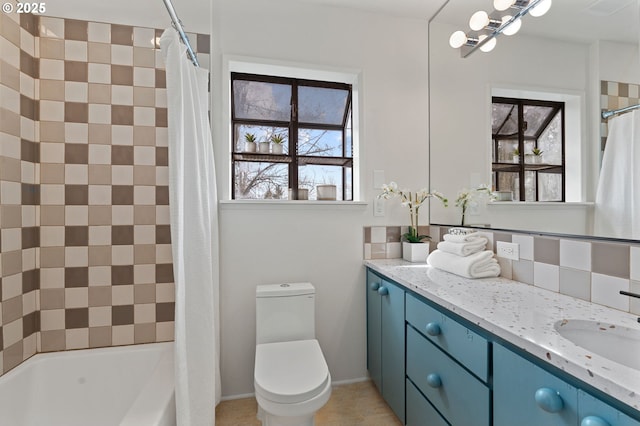 full bath featuring vanity, a notable chandelier, toilet, and shower / bath combo with shower curtain