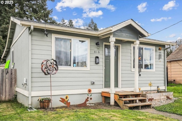 view of front of property featuring a front lawn and fence