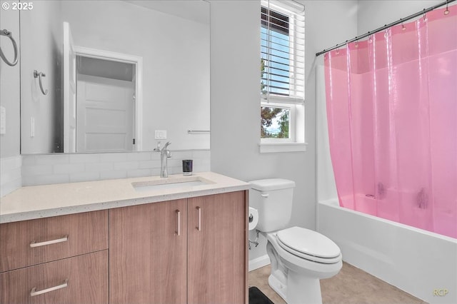 full bath featuring toilet, baseboards, vanity, shower / bathtub combination with curtain, and backsplash