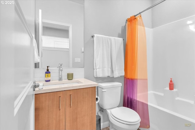 full bath with shower / tub combo with curtain, vanity, and toilet