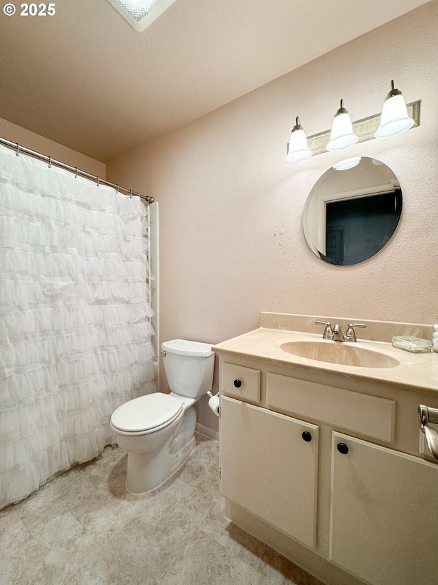 full bathroom featuring curtained shower, toilet, and vanity