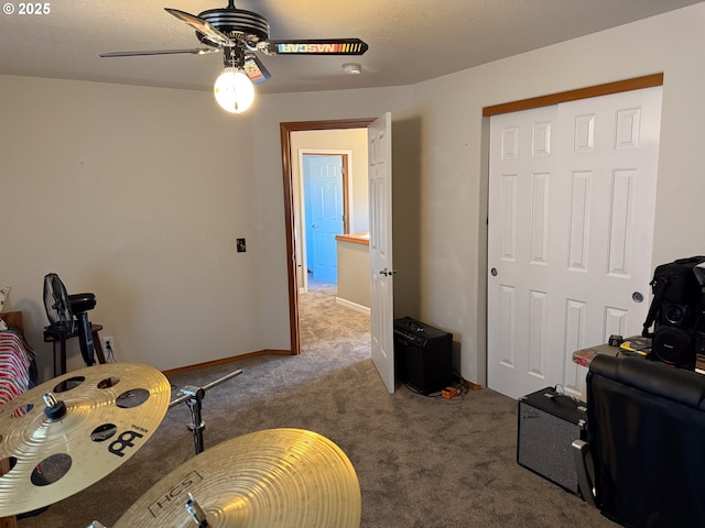 carpeted living room featuring ceiling fan