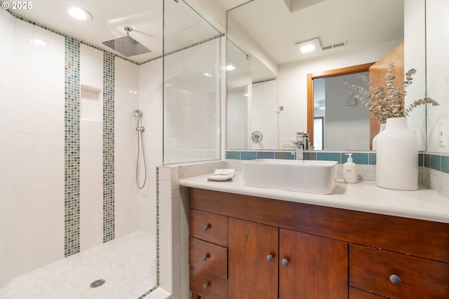511 SW Colony Dr, Portland, OR 97219 - bathroom featuring a tile shower and vanity