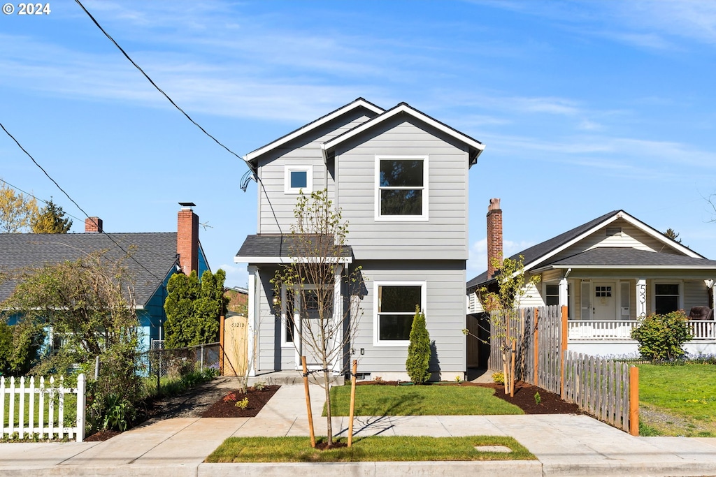 view of front of property featuring a front yard