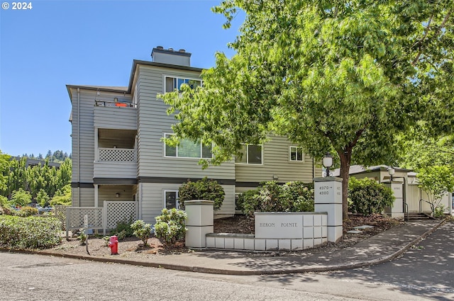 view of front of home featuring a balcony