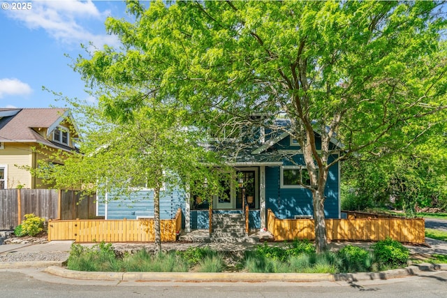 1605 SE 46th Ave, Portland, OR 97215 - view of front of property with a fenced front yard