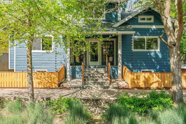 view of front of property featuring a fenced front yard