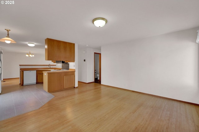 4095 Eddystone Pl, Eugene, OR 97404 - kitchen with dishwasher, a peninsula, open floor plan, light wood-type flooring, and a chandelier